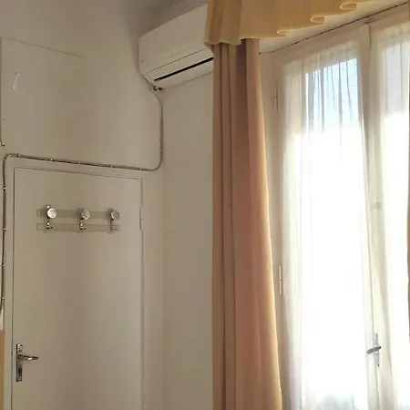 Paris Szálloda